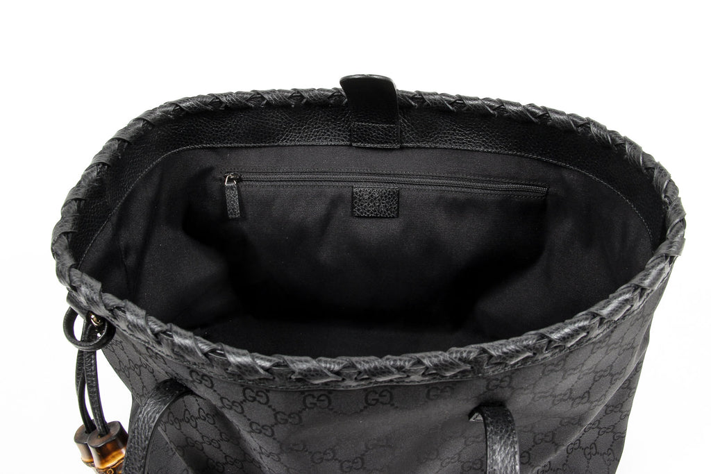 Borsa a mano Gucci da donna in pelle martellata nera con nappa di bambù