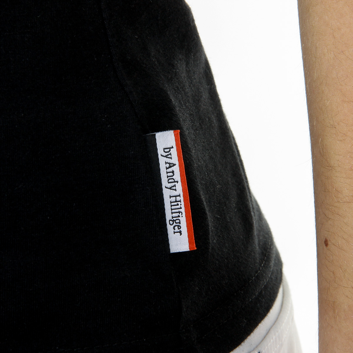 Andrew Charles T-shirt da donna a maniche corte con scollo a V, nera TAPIWA
