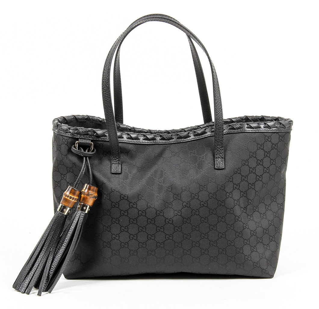 Borsa a mano Gucci da donna in pelle martellata nera con nappa di bambù