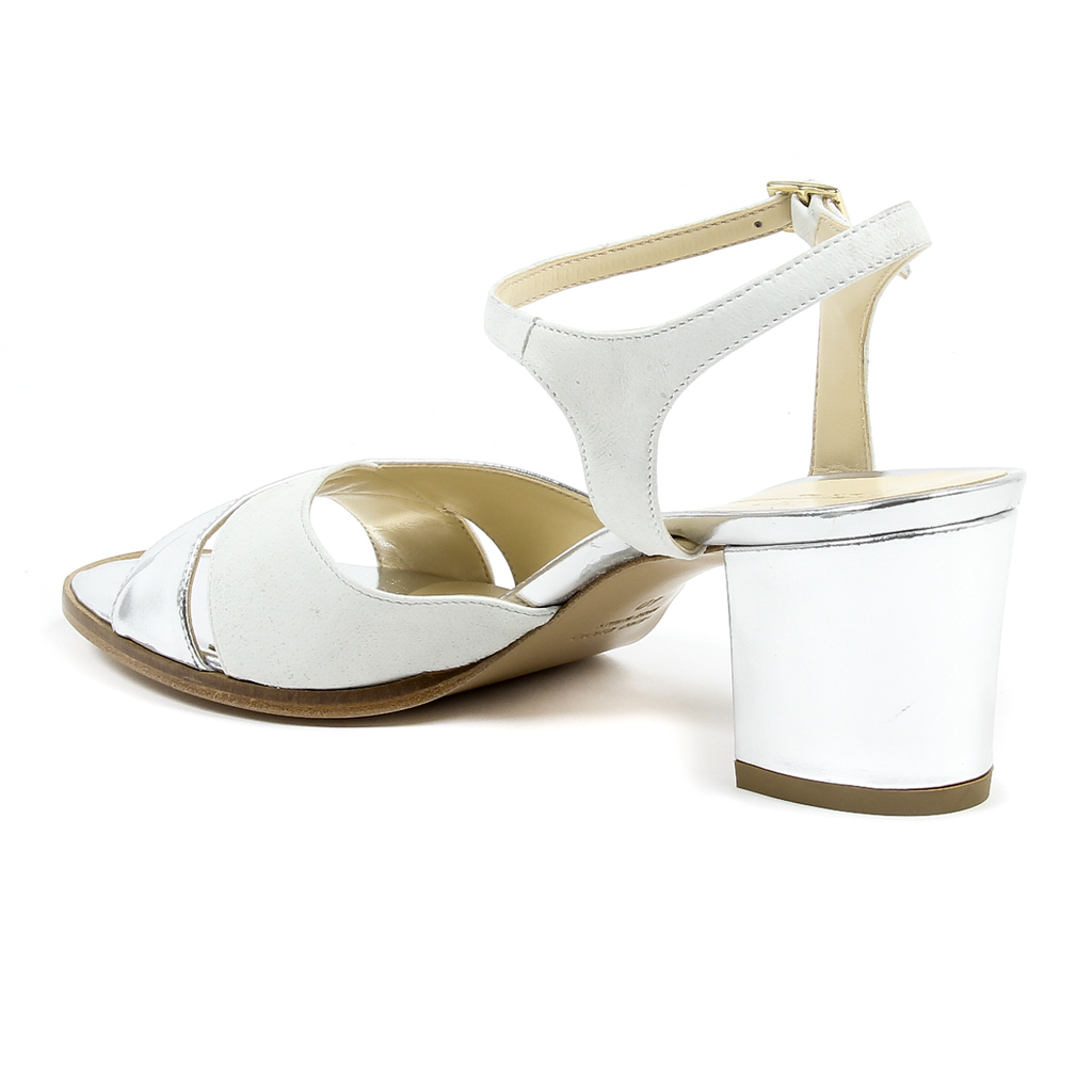 Sandalo con cinturino alla caviglia da donna V 1969 Italia
