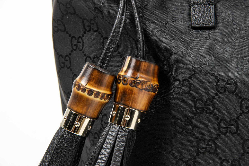 Borsa a mano Gucci da donna in pelle martellata nera con nappa di bambù