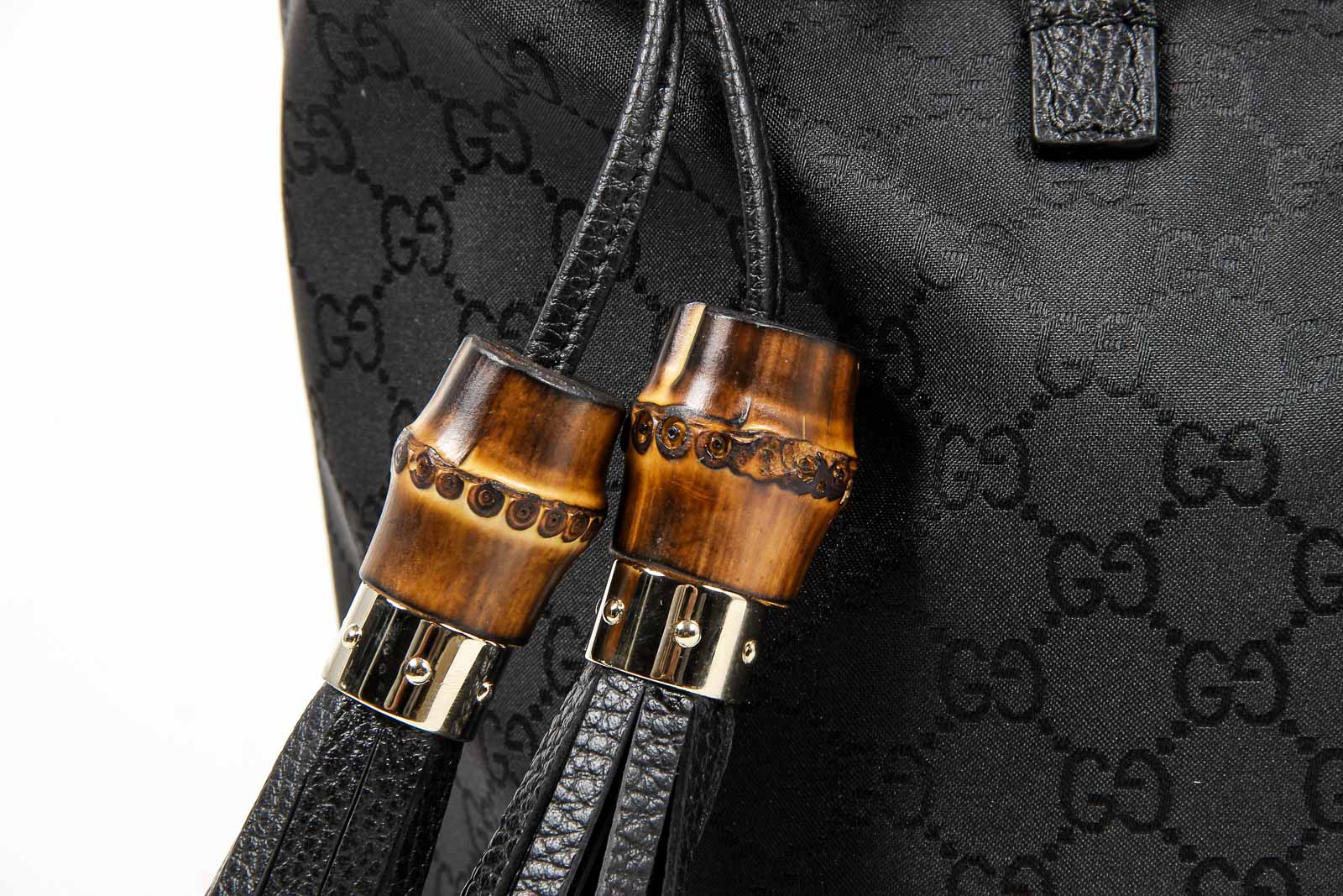 Borsa a mano Gucci da donna in pelle martellata nera con nappa di bambù