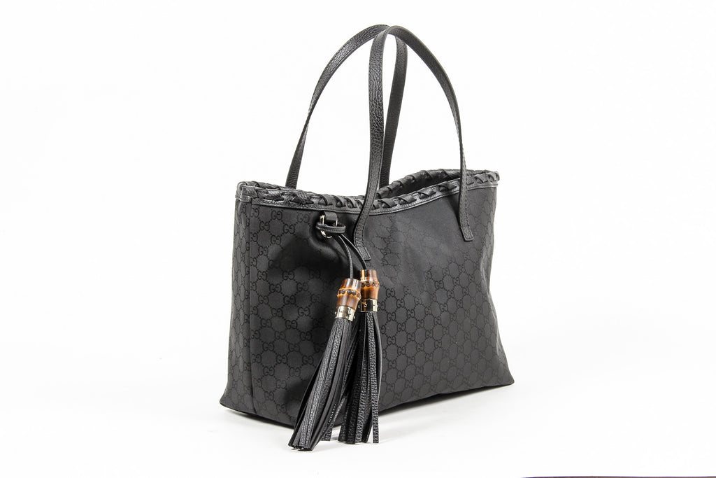 Borsa a mano Gucci da donna in pelle martellata nera con nappa di bambù