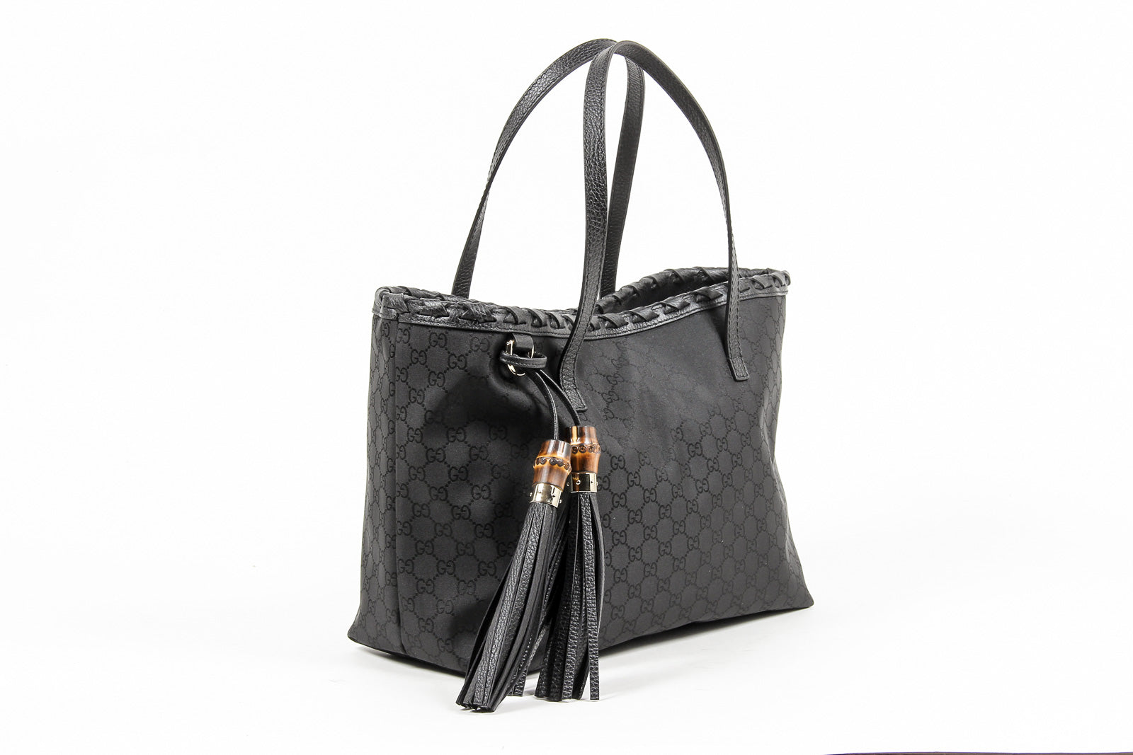 Borsa a mano Gucci da donna in pelle martellata nera con nappa di bambù