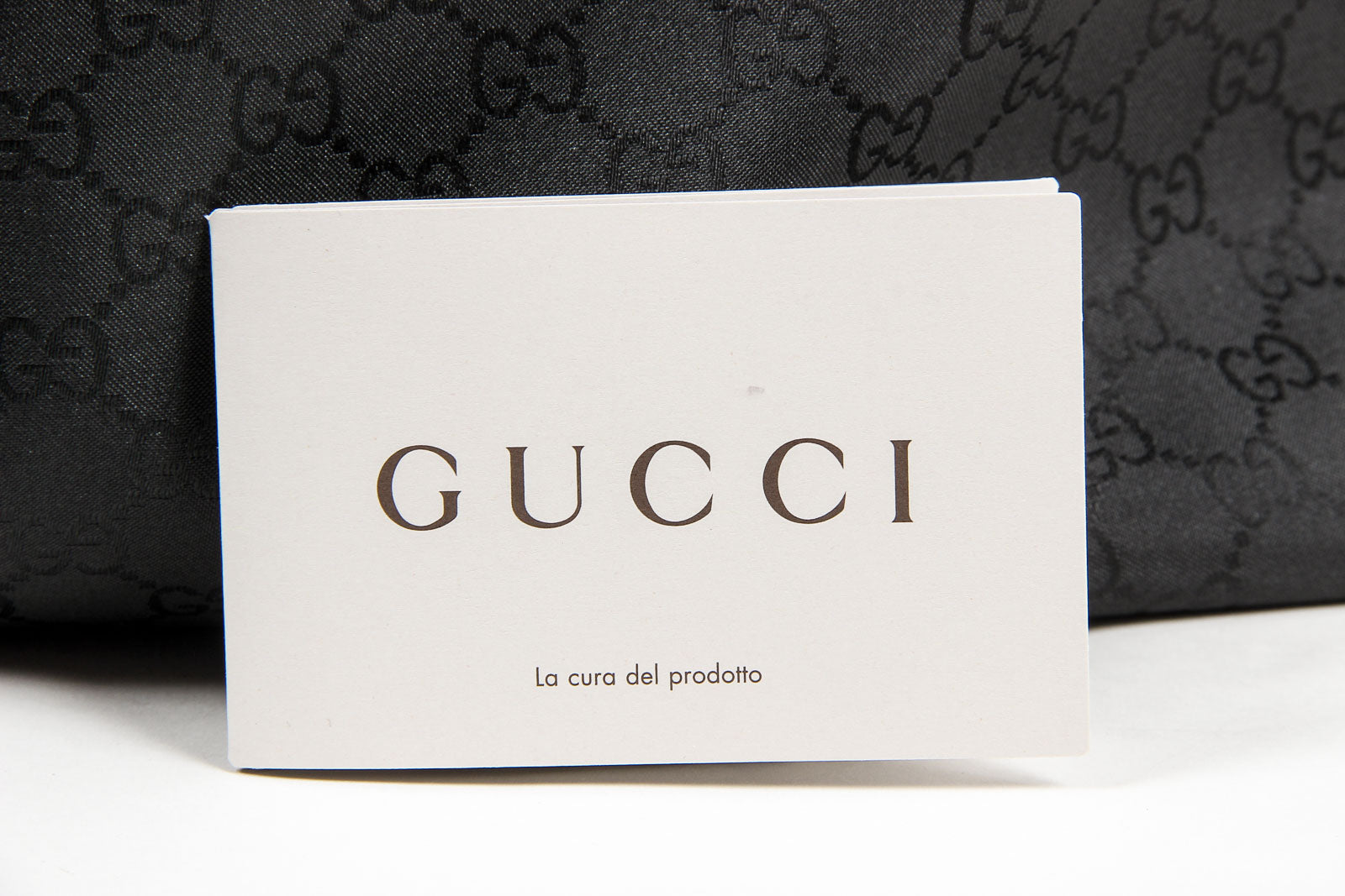 Borsa a mano Gucci da donna in pelle martellata nera con nappa di bambù
