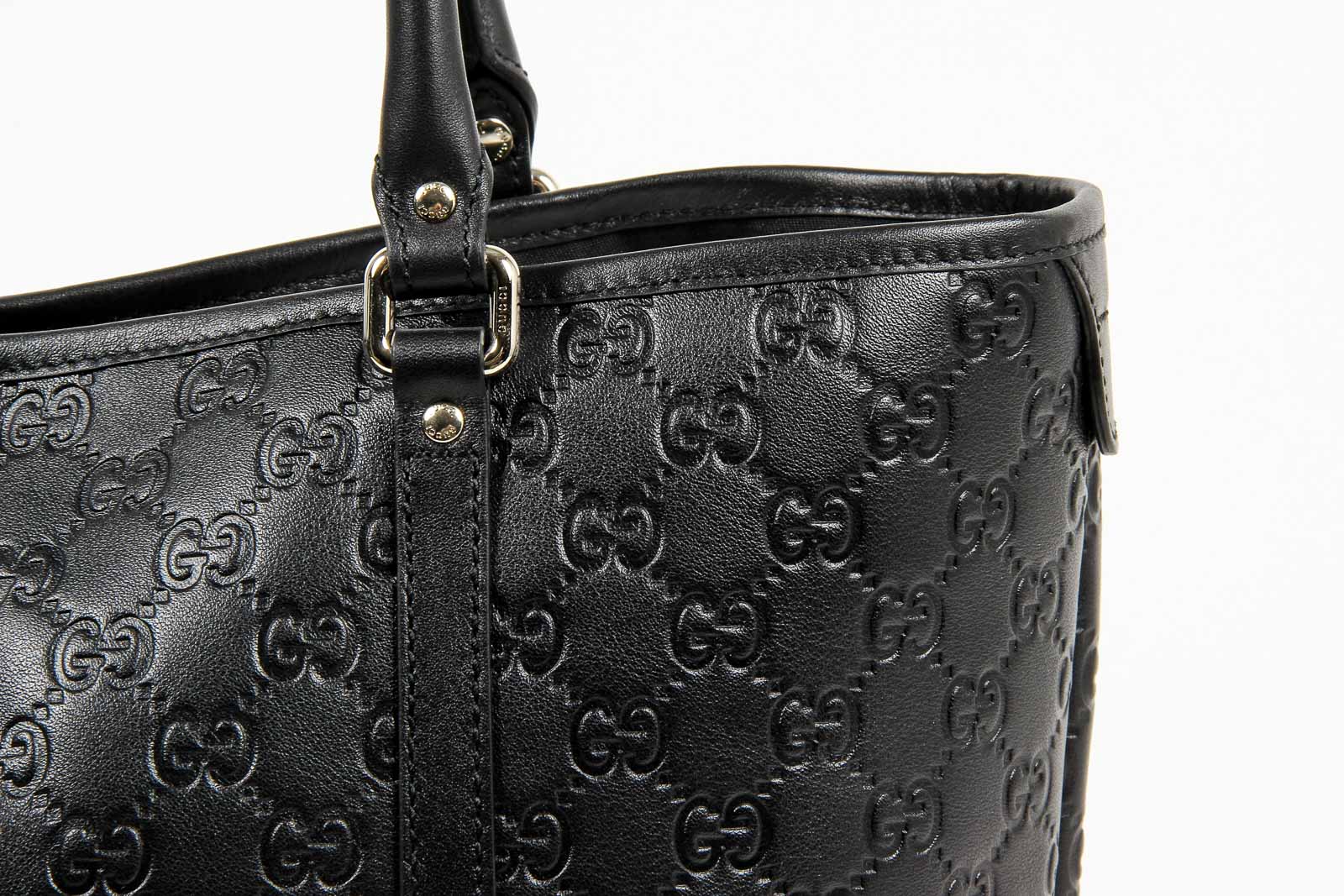 Borsa a mano Gucci da donna in pelle Guccissima nera con logo GG