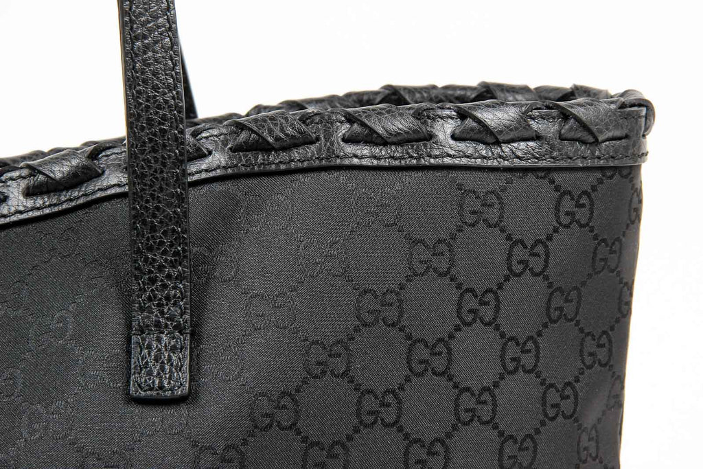 Borsa a mano Gucci da donna in pelle martellata nera con nappa di bambù