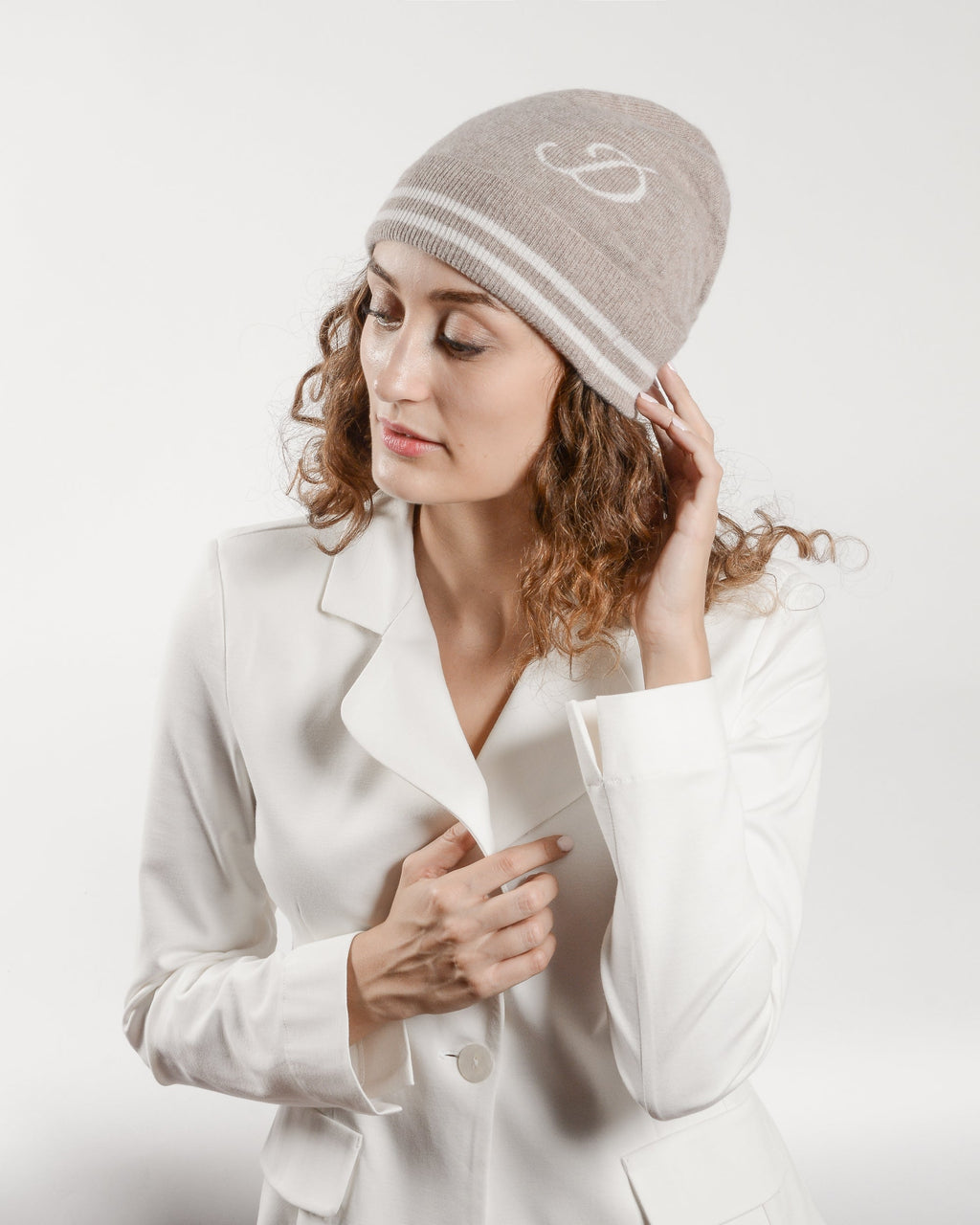 Berretto in cashmere con monogramma - Cammello