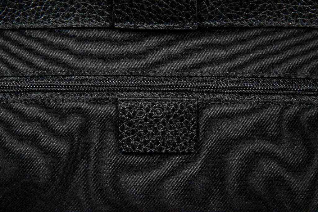Borsa a mano Gucci da donna in pelle martellata nera con nappa di bambù