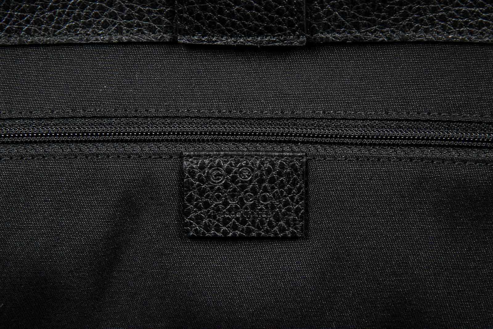 Borsa a mano Gucci da donna in pelle martellata nera con nappa di bambù